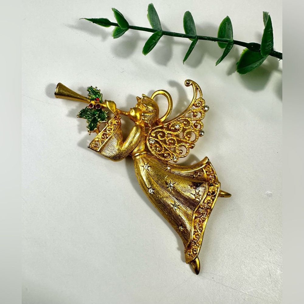 💚Vintage JJ Gold Tone Holiday Angel Brooch with Rhinestones